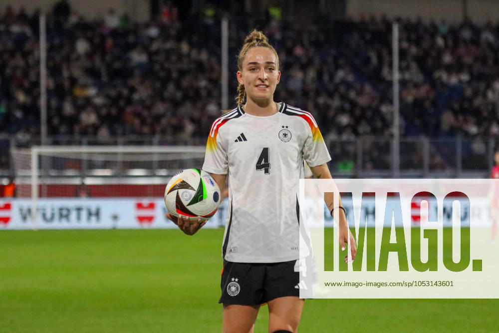 Duisburg, Deutschland 28. Oktober 2024: Testspiel - Fußball-Frauen-Nationalmannschaft - Deutschland vs. Australien Im Bild: Sophia Kleinherne (Deutschland) DFB regulations prohibit any use of photographs as image sequences and or quasi-video Schauinsland Reisen Arena Niedersachsen