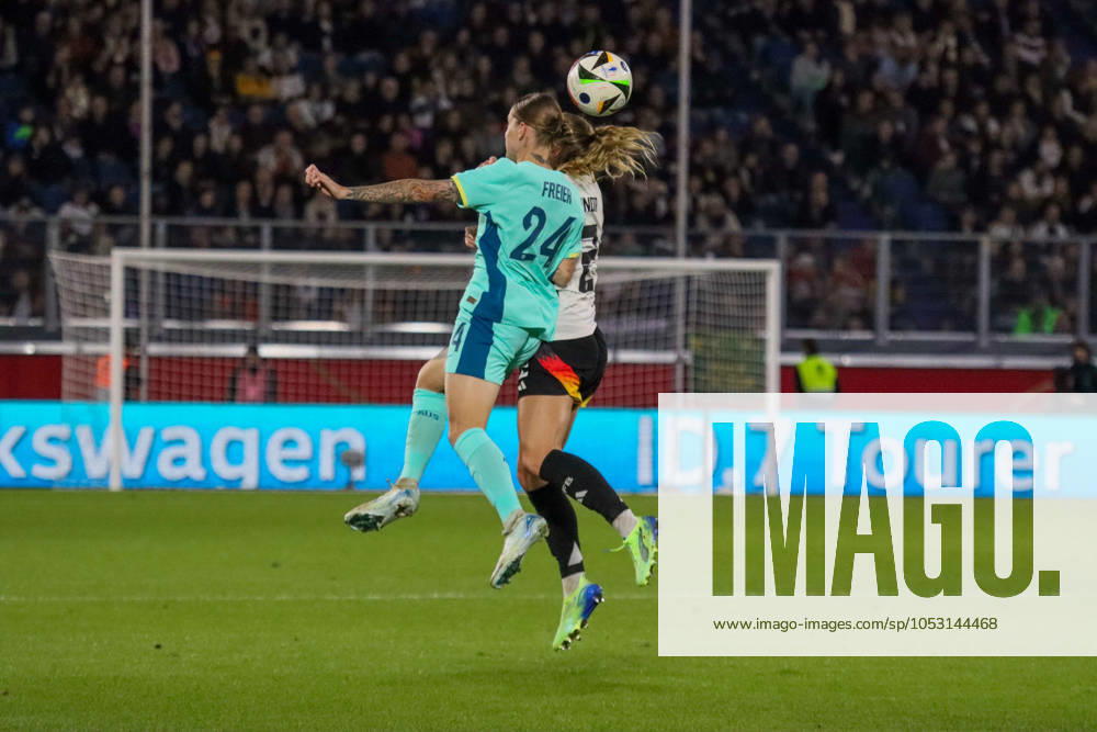 Duisburg, Deutschland 28. Oktober 2024: Testspiel - Fußball-Frauen-Nationalmannschaft - Deutschland vs. Australien Im Bild: v.li. v.li. Sharn Freier (Australien) und Jule Brand (Deutschland) im Kopfballduell DFB regulations prohibit any use of photographs as image sequences and or quasi-video Schauinsland Reisen Arena Niedersachsen