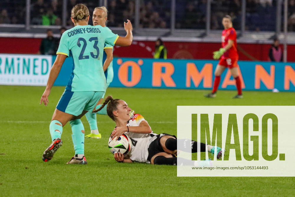 Duisburg, Deutschland 28. Oktober 2024: Testspiel - Fußball-Frauen-Nationalmannschaft - Deutschland vs. Australien Im Bild: v.li. im Zweikampf Kyra Cooney-Cross (Australien) und Sophie Kleinherne (Deutschland), auf dem Spielfeld liegend DFB regulations prohibit any use of photographs as image sequences and or quasi-video Schauinsland Reisen Arena Niedersachsen