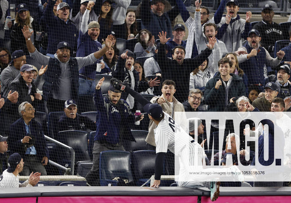 Fans cheer after New York Yankees first baseman Anthony Rizzo climbs the wall and catches a foul ball from Los Angeles Dodgers Teoscar Hernandez in the fifth inning in game four of the MLB, Baseball Herren, USA World Series at Yankee Stadium in New York City on Tuesday, October 29, 2024. NYP20241029903 JOHNxANGELILLO