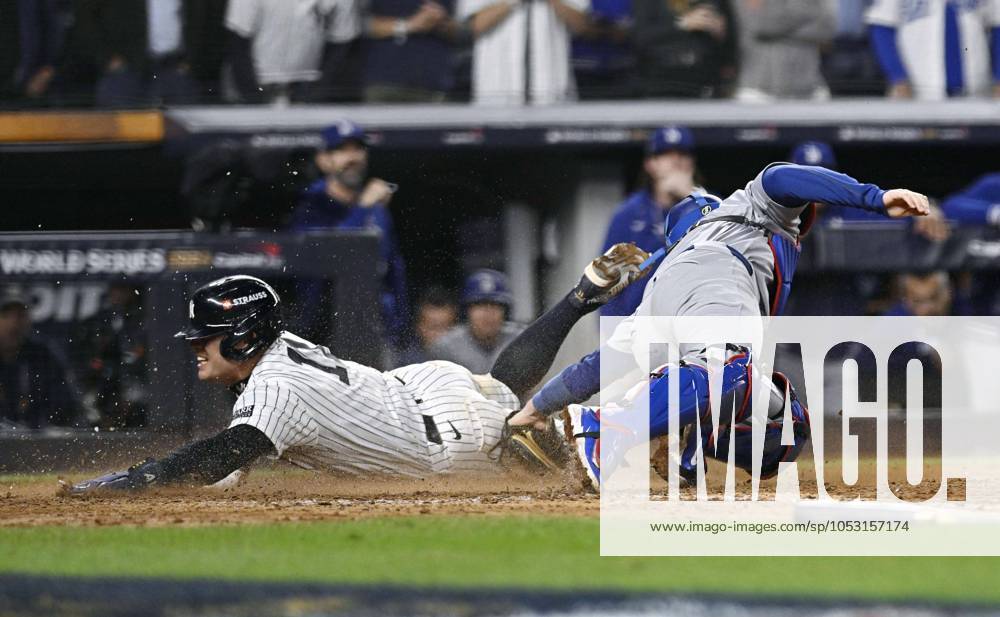 Baseball: MLB, Baseball Herren, USA World Series Anthony Volpe (L) of the New York Yankees scores on a fielder s choice, fielded by Los Angeles Dodgers second baseman Gavin Lux, in the eighth inning of Game 4 of the MLB World Series at Yankee Stadium in New York on Oct. 29, 2024. A14AA0003658582P