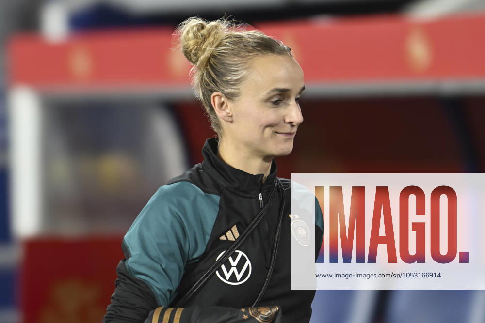 Lina Magull (Deutschland 27) Portrait, halbportrait, Bild, einzel, Einzelaufnahme, picture, single, solo, alleine, 28.10.2024 Fussball Frauen Länderspiel Deutschland vs Australien, Schauinsland-Reisen-Arena, Duisburg, NRW Germany