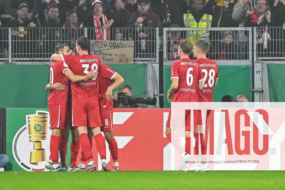 Jubel zum Tor zum 2:0 durch Vincenzo Grifo (SC Freiburg, 32) per Foulelfmeter mit Michael Gregoritsch (SC Freiburg, 38), Patrick Osterhage (SC Freiburg, 06), Matthias Ginter (SC Freiburg, 28) und seinen Mitspielern. GER, SC Freiburg - Hamburger SV, Fussball, DFB Pokal, 2. Runde, Saison 2024 2025, 30.10.2024 DFB REGULATIONS PROHIBIT ANY USE OF PHOTOGRAPHS AS IMAGE SEQUENCES AND OR QUASI-VIDEO GER, SC Freiburg - Hamburger SV, Fussball, DFB Pokal, 2. Runde, Saison 2024 2025, 30.10.2024 Freiburg