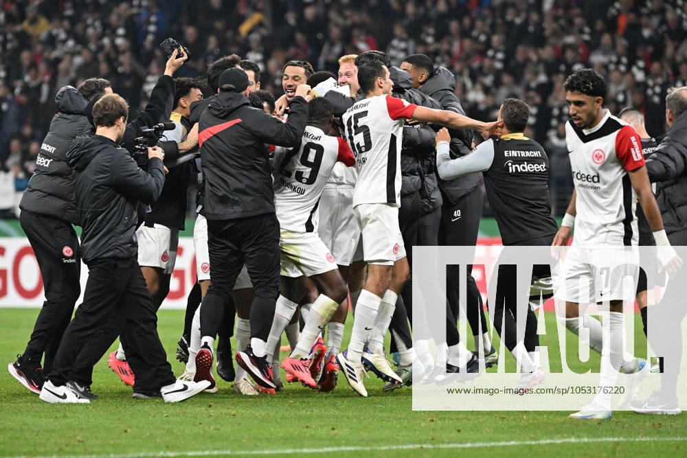 Fussball DFB Pokal 2.Runde, Eintracht Frankfurt - Borussia Mönchengladbach, v.l. Jubel, Freude, Emotionen ueber den Sieg bei der Eintracht Frankfurt am Main