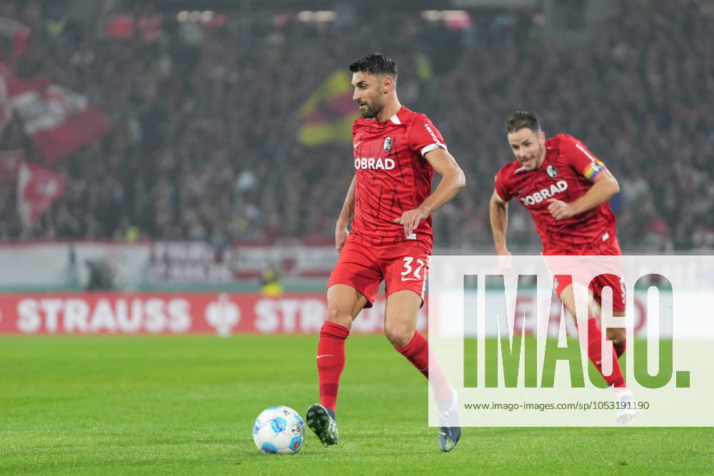 Vincenzo Grifo (SC Freiburg, 32) am Ball, im Hintergrund Christian Günter Christian Guenter (SC Freiburg, 30) , Fussball, 1. Runde , DFB Pokal, 2024 2025, SC Freiburg vs. Hamburger SV, 30.10.2024, Europa-Park Stadion, Freiburg, Deutschland DFB REGULATIONS PROHIBIT ANY USE OF PHOTOGRAPHS AS IMAGE SEQUENCES AND OR QUASI-VIDEO. Freiburg Europa-Park Stadion Baden-Württemberg Deutschland