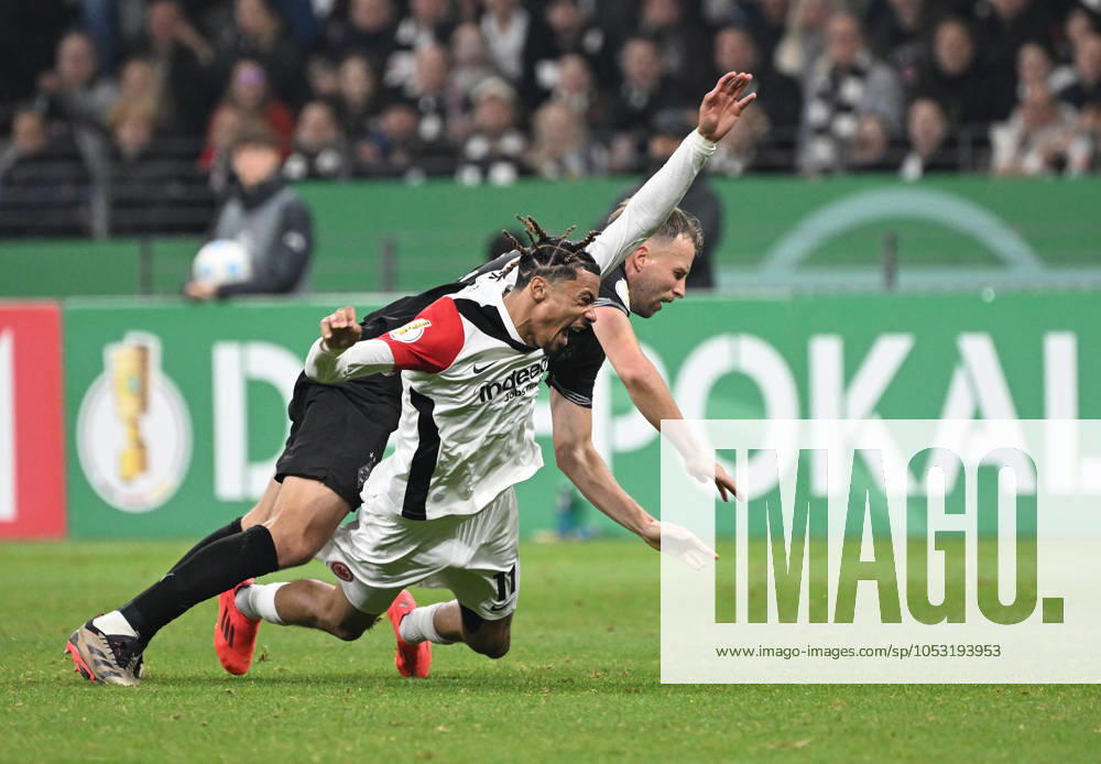 Fussball DFB Pokal 2.Runde, Eintracht Frankfurt - Borussia Mönchengladbach, v.l. Marvin Friedrich (Borussia Mönchengladbach), Hugo Ekitike (Eintracht Frankfurt) Frankfurt am Main