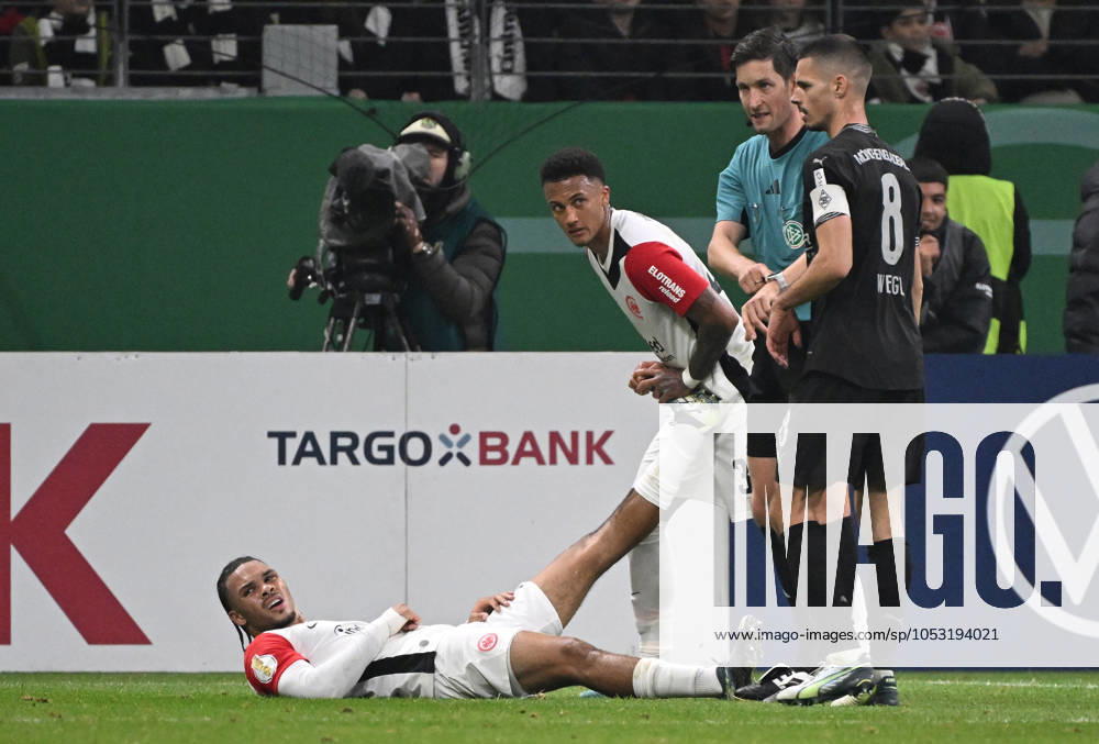 Fussball DFB Pokal 2.Runde, Eintracht Frankfurt - Borussia Mönchengladbach, v.l. Nnamdi Collins (Eintracht Frankfurt), Tuta (Eintracht Frankfurt) Frankfurt am Main