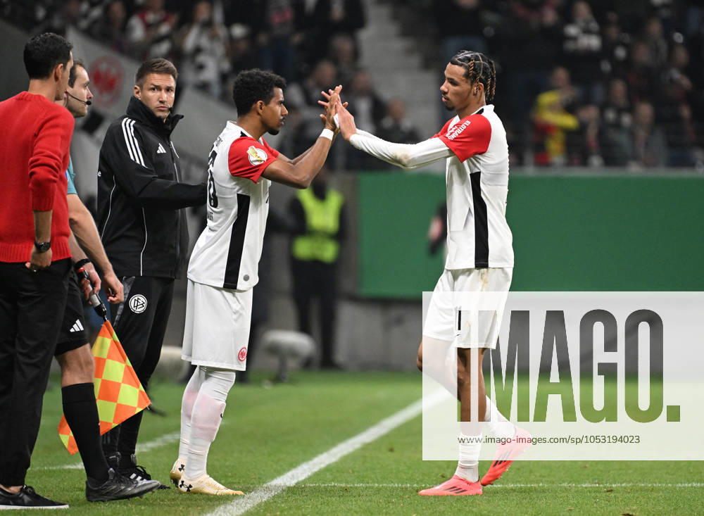 Fussball DFB Pokal 2.Runde, Eintracht Frankfurt - Borussia Mönchengladbach, v.l. Ansgar Knauff (Eintracht Frankfurt), Hugo Ekitike (Eintracht Frankfurt) Auswechslung Einwechslung Frankfurt am Main