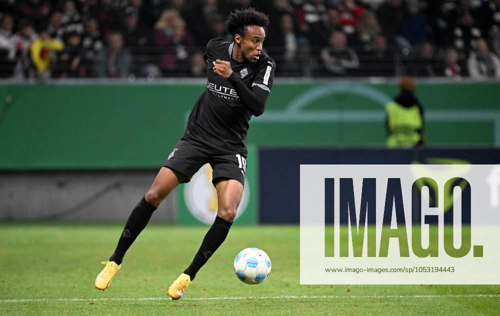 Fussball DFB Pokal 2.Runde, Eintracht Frankfurt - Borussia Mönchengladbach, v.l. Nathan Ngoumou NÂ Goumou (Borussia Mönchengladbach) FREISTELLER Frankfurt am Main