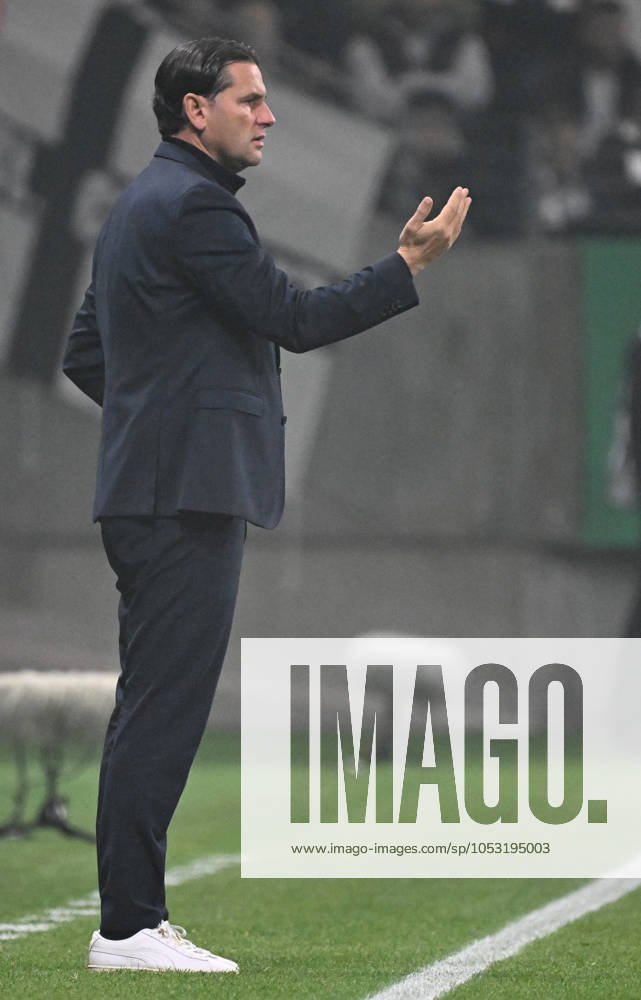 Fussball DFB Pokal 2.Runde, Eintracht Frankfurt - Borussia Mönchengladbach, v.l. Trainer Gerardo Seoane (Borussia Mönchengladbach) gibt Anweisungen, gestikuliert, mit den Armen gestikulieren gives instructions, gesticulate Frankfurt am Main