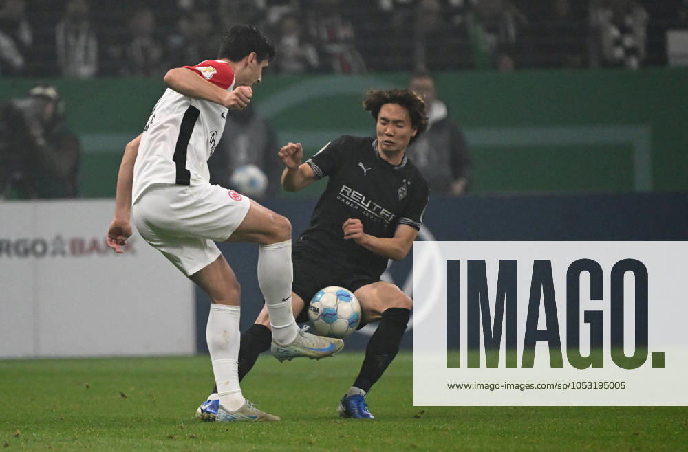 Fussball DFB Pokal 2.Runde, Eintracht Frankfurt - Borussia Mönchengladbach, v.l. Igor Matanovic (Eintracht Frankfurt), Ko Itakura (Borussia Mönchengladbach) Frankfurt am Main