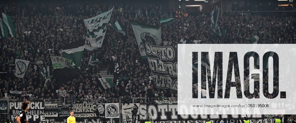 Fussball DFB Pokal 2.Runde, Eintracht Frankfurt - Borussia Mönchengladbach, v.l. Borussia Mönchengladbach Fans Stimmung, Schals, Emotionen Jubel Frankfurt am Main