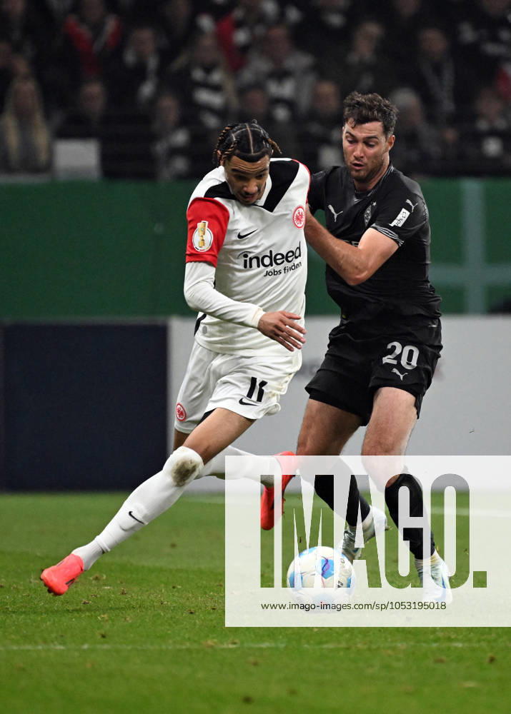 Fussball DFB Pokal 2.Runde, Eintracht Frankfurt - Borussia Mönchengladbach, v.l. Hugo Ekitike (Eintracht Frankfurt), Luca Netz (Borussia Mönchengladbach) Frankfurt am Main