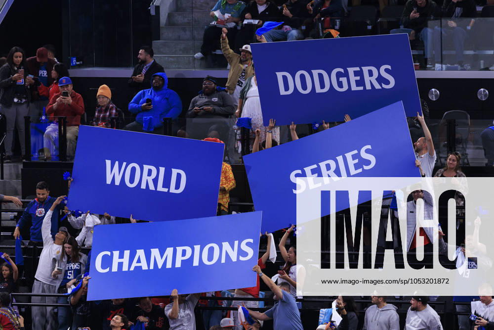 DODGERS WORLD SERIES CHAMPIONS signs held high and proudly by Los Angeles Clippers fans celebrate the Dodgers World Series win over the New York Yankees, during their regular season NBA, Basketball Herren, USA game against the Portland Trail Blazers on Wednesday at Intuit Dome in Inglewood, California. Inglewood USA - ZUMAp124 20241030_zaa_p124_038