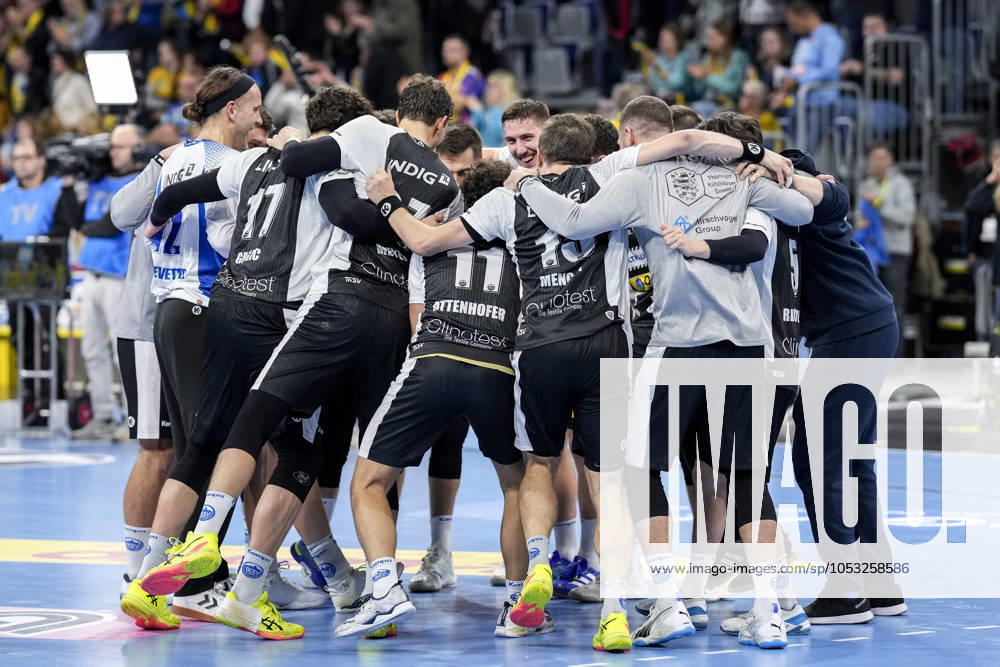 Spieler vom ThSV Eisenach, Jubel nach dem Schlusspfiff, Freude über den Sieg, Sieger, Gewinner, jubelt, jubeln, fröhlich, positiv, freut sich, freuen, optimistisch, Highlight, Action, Aktion, tanzen im Kreis, Teamkreis, Mannschaftskreis, 01.11.2024, Mannheim (Deutschland), Handball, Bundesliga, Rhein-Neckar Löwen - ThSV Eisenach