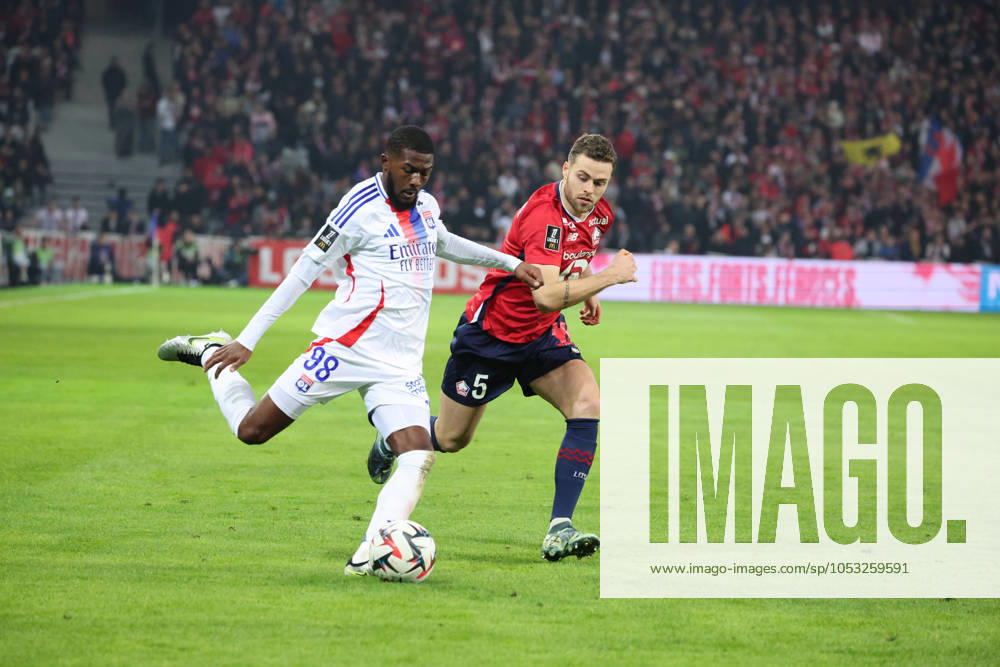 Ainsley MAITLAND-NILES (Lyon) et Gabriel GUDMUNDSSON (LOSC Lille) lors du match LOSC Lille vs Olympique Lyonnais, Ligue 1, Decathlon Arena stade Pierre Mauroy, le 1 novembre 2024 FOOTBALL : LOSC Lille vs Olympique Lyonnais - Ligue 1 - 01 11 2024 LaurentSanson Panoramic