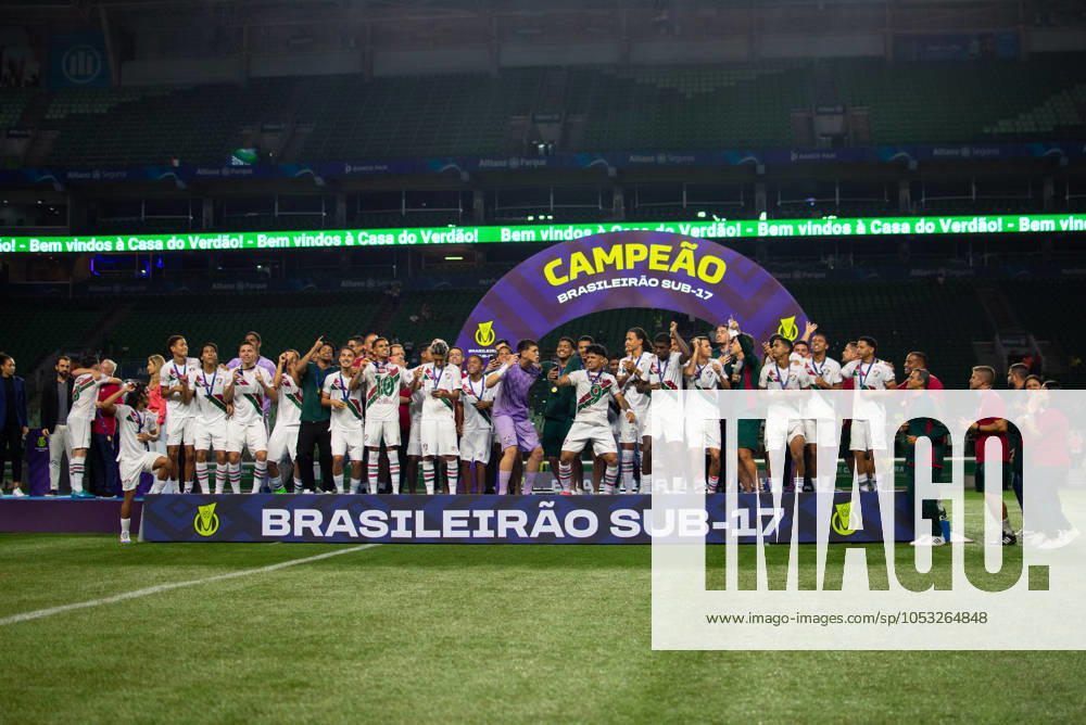 Fluminense is the champion of the Brazilian under-17 football championship Sao paulo (sp), 11 01 2024 - brazilian under-17 palmeiras vs fluminense - fluminense players celebrate winning the title after the match between palmeiras and fluminense, valid for the final of the brazilian under-17 football championship, on the night of this friday, november 1st, at allianz parque, in sao paulo-sp. (Foto: Ronaldo Barreto Thenews2 imago images) SPO