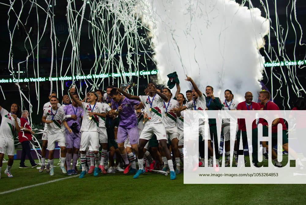 Fluminense is the champion of the Brazilian under-17 football championship Sao paulo (sp), 11 01 2024 - brazilian under-17 palmeiras vs fluminense - fluminense players celebrate winning the title after the match between palmeiras and fluminense, valid for the final of the brazilian under-17 football championship, on the night of this friday, november 1st, at allianz parque, in sao paulo-sp. (Foto: Ronaldo Barreto Thenews2 imago images) SPO