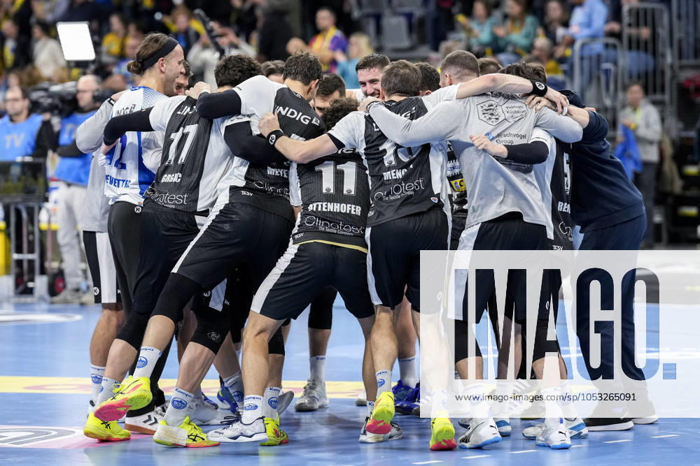Spieler vom ThSV Eisenach, Jubel nach dem Schlusspfiff, Freude über den Sieg, Sieger, Gewinner, jubelt, jubeln, fröhlich, positiv, freut sich, freuen, optimistisch, Highlight, Action, Aktion, tanzen im Kreis, Teamkreis, Mannschaftskreis, 01.11.2024, Mannheim (Deutschland), Handball, Bundesliga, Rhein-Neckar Löwen - ThSV Eisenach