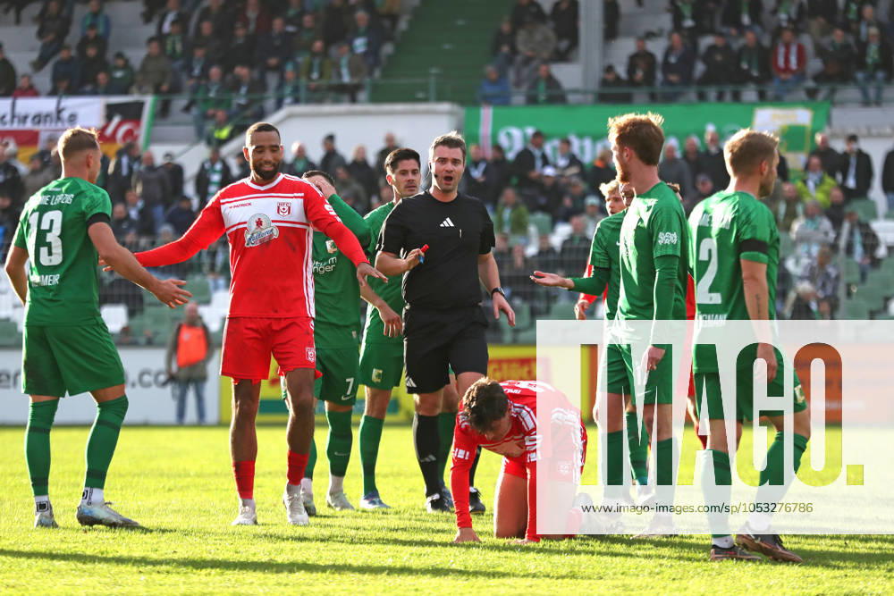 BSG Chemie Leipzig vs. Hallescher FC, Regionalliga Nordost, 02.11.24 Schiedsrichter Eugen Ostrin muss eingreifen. Fußball, Regionalliga Nordost, Saison 2024 2025, 14. Spieltag: BSG Chemie Leipzig vs. Hallescher FC am 02.11.24 im Alfred-Kunze-Sportpark, Leipzig Leutzsch.