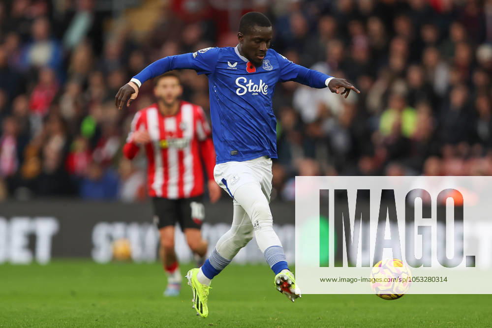Football - 2024 2025 Premier League - Southampton vs Everton - St Marys Stadium - Saturday 2nd November 2024 Idrissa Gueye of Everton wearing tights during the Premier League match at St Marys Stadium COLORSPORT Shaun Boggust