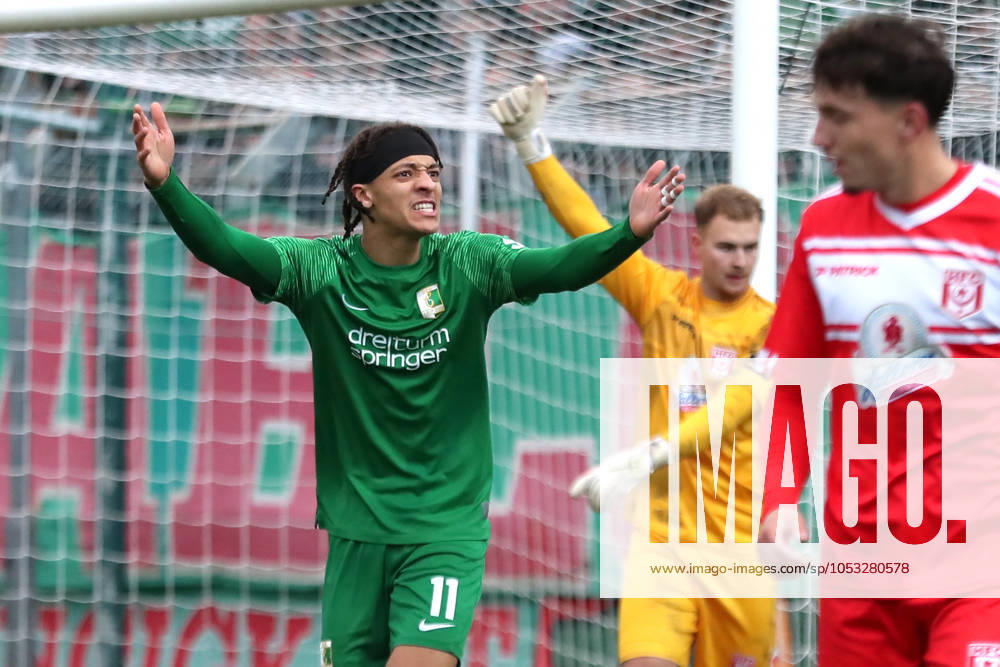BSG Chemie Leipzig vs. Hallescher FC, Regionalliga Nordost, 02.11.24 Elias Oke (11, Chemie Leipzig) ist aufgebracht. Fußball, Regionalliga Nordost, Saison 2024 2025, 14. Spieltag: BSG Chemie Leipzig vs. Hallescher FC am 02.11.24 im Alfred-Kunze-Sportpark, Leipzig Leutzsch.