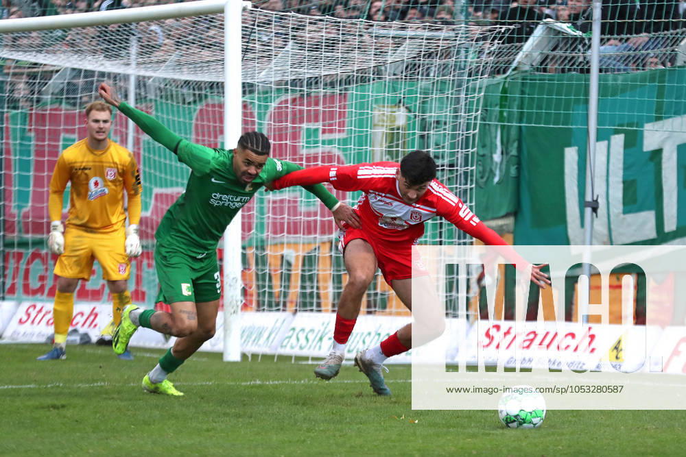 BSG Chemie Leipzig vs. Hallescher FC, Regionalliga Nordost, 02.11.24 Stanley Ratifo (30, Chemie Leipzig) gegen Burim Halili (5, Hallescher FC). Fußball, Regionalliga Nordost, Saison 2024 2025, 14. Spieltag: BSG Chemie Leipzig vs. Hallescher FC am 02.11.24 im Alfred-Kunze-Sportpark, Leipzig Leutzsch.