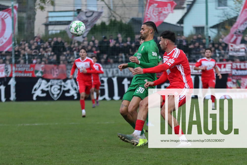BSG Chemie Leipzig vs. Hallescher FC, Regionalliga Nordost, 02.11.24 Stanley Ratifo (30, Chemie Leipzig) und Burim Halili (5, Hallescher FC) erwarten den Ball. Fußball, Regionalliga Nordost, Saison 2024 2025, 14. Spieltag: BSG Chemie Leipzig vs. Hallescher FC am 02.11.24 im Alfred-Kunze-Sportpark, Leipzig Leutzsch.