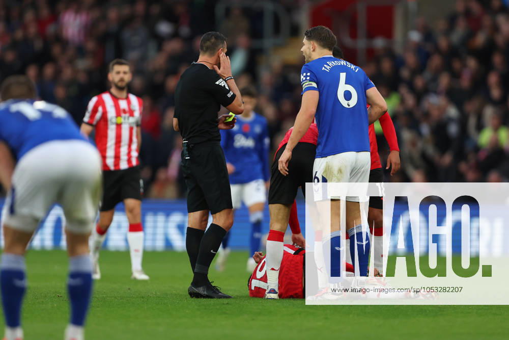 Football - 2024 2025 Premier League - Southampton vs Everton - St Marys Stadium - Saturday 2nd November 2024 Referee Mr Andy Madley checks with VAR over a foul and yellow card decision during the Premier League match at St Marys Stadium COLORSPORT Shaun Boggust