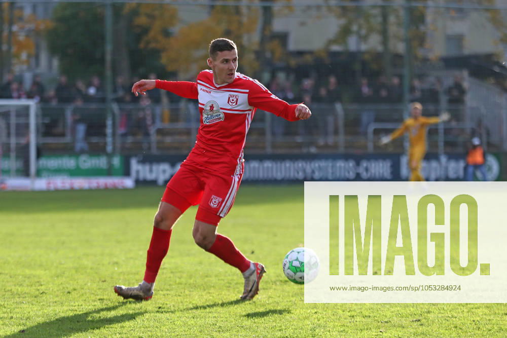 BSG Chemie Leipzig vs. Hallescher FC, Regionalliga Nordost, 02.11.24 Marius Hauptmann (23, Hallescher FC). Fußball, Regionalliga Nordost, Saison 2024 2025, 14. Spieltag: BSG Chemie Leipzig vs. Hallescher FC am 02.11.24 im Alfred-Kunze-Sportpark, Leipzig Leutzsch.