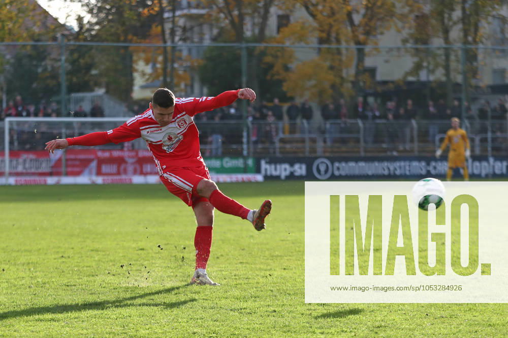 BSG Chemie Leipzig vs. Hallescher FC, Regionalliga Nordost, 02.11.24 Marius Hauptmann (23, Hallescher FC). Fußball, Regionalliga Nordost, Saison 2024 2025, 14. Spieltag: BSG Chemie Leipzig vs. Hallescher FC am 02.11.24 im Alfred-Kunze-Sportpark, Leipzig Leutzsch.