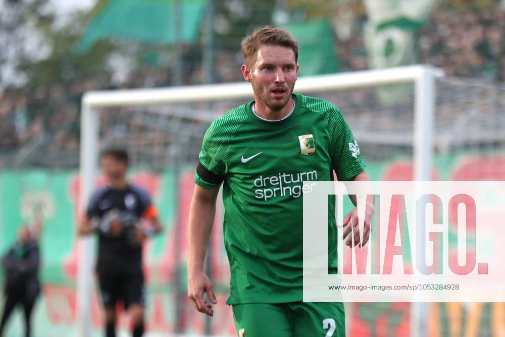 BSG Chemie Leipzig vs. Hallescher FC, Regionalliga Nordost, 02.11.24 Florian Brügmann (2, Chemie Leipzig). Fußball, Regionalliga Nordost, Saison 2024 2025, 14. Spieltag: BSG Chemie Leipzig vs. Hallescher FC am 02.11.24 im Alfred-Kunze-Sportpark, Leipzig Leutzsch.