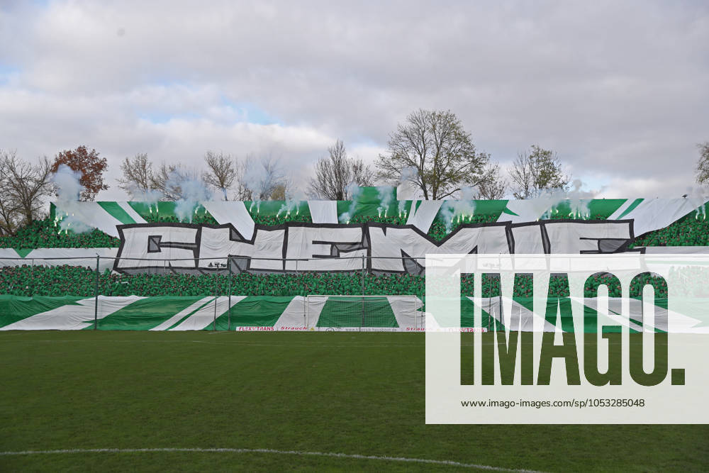 BSG Chemie Leipzig vs. Hallescher FC, Regionalliga Nordost, 02.11.24 CHEMIE Schriftzug auf dem Norddamm, Fanblock, Ultras, BSG Chemie, Choreo, Pyro, Symbolbild Fußball, Regionalliga Nordost, Saison 2024 2025, 14. Spieltag: BSG Chemie Leipzig vs. Hallescher FC am 02.11.24 im Alfred-Kunze-Sportpark, Leipzig Leutzsch.