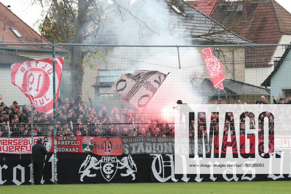 BSG Chemie Leipzig vs. Hallescher FC, Regionalliga Nordost, 02.11.24 Fan-Block des HFC, Ultras, Fahnen, Pyro. Fußball, Regionalliga Nordost, Saison 2024 2025, 14. Spieltag: BSG Chemie Leipzig vs. Hallescher FC am 02.11.24 im Alfred-Kunze-Sportpark, Leipzig Leutzsch.