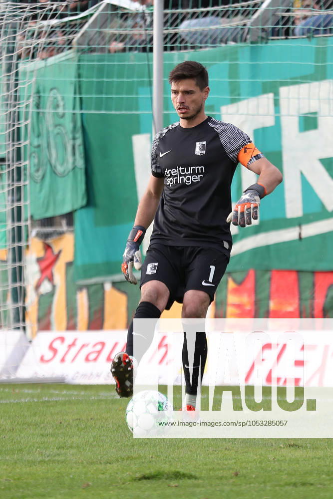 BSG Chemie Leipzig vs. Hallescher FC, Regionalliga Nordost, 02.11.24 Torwart und Kapitän Benjamin Bellot (1, Chemie Leipzig). Fußball, Regionalliga Nordost, Saison 2024 2025, 14. Spieltag: BSG Chemie Leipzig vs. Hallescher FC am 02.11.24 im Alfred-Kunze-Sportpark, Leipzig Leutzsch.