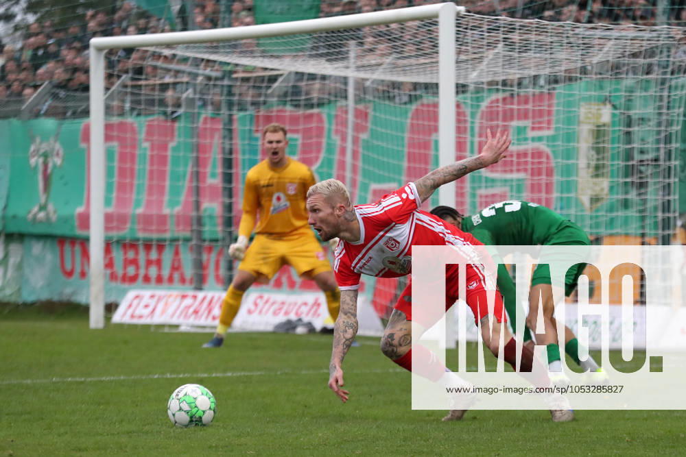 BSG Chemie Leipzig vs. Hallescher FC, Regionalliga Nordost, 02.11.24 Jan Löhmannsröben (6, Hallescher FC). Fußball, Regionalliga Nordost, Saison 2024 2025, 14. Spieltag: BSG Chemie Leipzig vs. Hallescher FC am 02.11.24 im Alfred-Kunze-Sportpark, Leipzig Leutzsch.