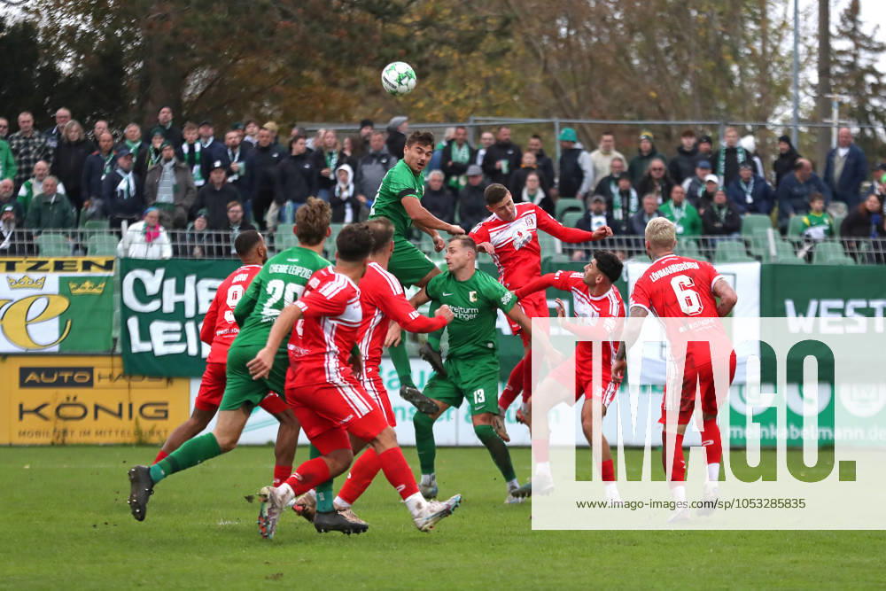 BSG Chemie Leipzig vs. Hallescher FC, Regionalliga Nordost, 02.11.24 Julian Weigel (32, Chemie Leipzig) in der Luft. Viel los im HFC-Strafraum. Fußball, Regionalliga Nordost, Saison 2024 2025, 14. Spieltag: BSG Chemie Leipzig vs. Hallescher FC am 02.11.24 im Alfred-Kunze-Sportpark, Leipzig Leutzsch.