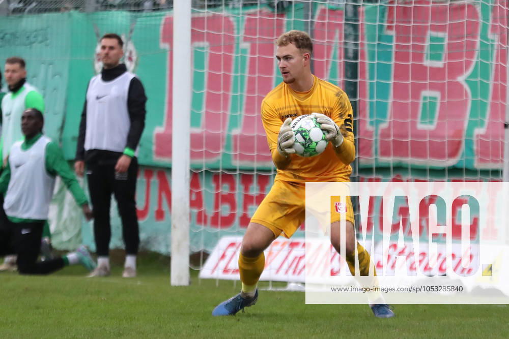 BSG Chemie Leipzig vs. Hallescher FC, Regionalliga Nordost, 02.11.24 Torwart Luca Bendel (30, Hallescher FC) hat den Ball sicher. Fußball, Regionalliga Nordost, Saison 2024 2025, 14. Spieltag: BSG Chemie Leipzig vs. Hallescher FC am 02.11.24 im Alfred-Kunze-Sportpark, Leipzig Leutzsch.