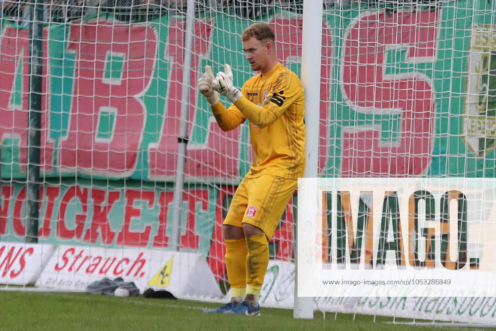 BSG Chemie Leipzig vs. Hallescher FC, Regionalliga Nordost, 02.11.24 Torwart Luca Bendel (30, Hallescher FC) gibt Daumen hoch für die Freistoßmauer. Fußball, Regionalliga Nordost, Saison 2024 2025, 14. Spieltag: BSG Chemie Leipzig vs. Hallescher FC am 02.11.24 im Alfred-Kunze-Sportpark, Leipzig Leutzsch.