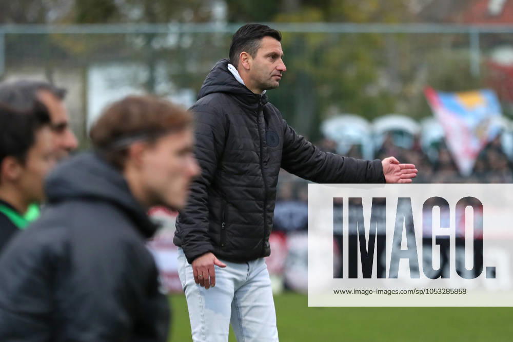 BSG Chemie Leipzig vs. Hallescher FC, Regionalliga Nordost, 02.11.24 Trainer Miroslav Jagatic (Chemie Leipzig). Fußball, Regionalliga Nordost, Saison 2024 2025, 14. Spieltag: BSG Chemie Leipzig vs. Hallescher FC am 02.11.24 im Alfred-Kunze-Sportpark, Leipzig Leutzsch.