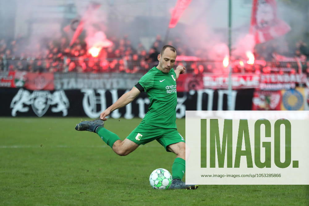 BSG Chemie Leipzig vs. Hallescher FC, Regionalliga Nordost, 02.11.24 Timo Maurer (9, Chemie Leipzig) holt zum Schuss aus. Fußball, Regionalliga Nordost, Saison 2024 2025, 14. Spieltag: BSG Chemie Leipzig vs. Hallescher FC am 02.11.24 im Alfred-Kunze-Sportpark, Leipzig Leutzsch.