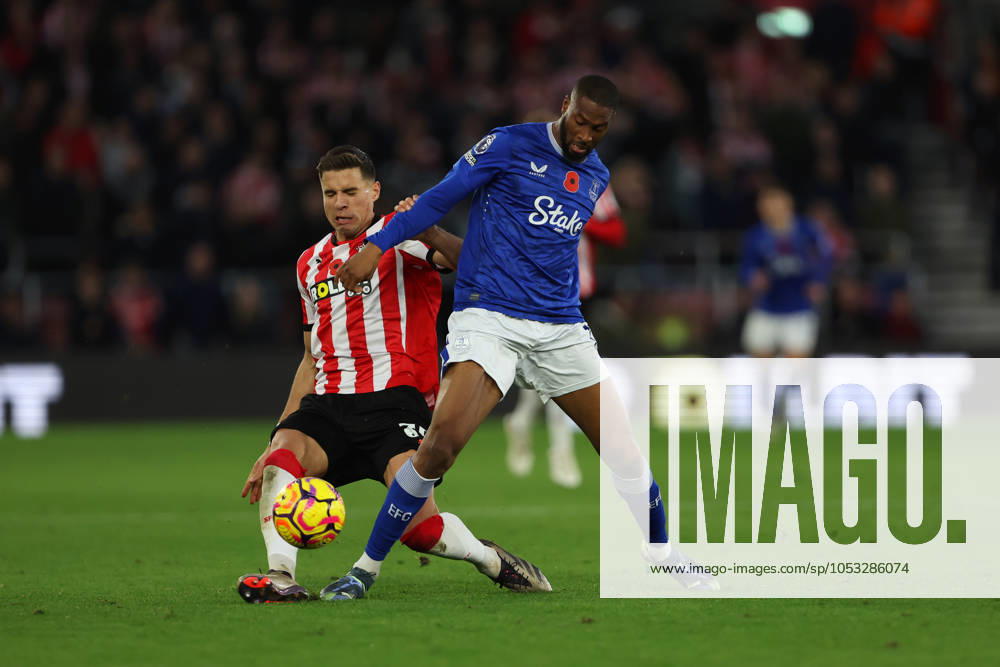 Football - 2024 2025 Premier League - Southampton vs Everton - St Marys Stadium - Saturday 2nd November 2024 Jan Bednarek of Southampton tackles Beto of Everton during the Premier League match at St Marys Stadium COLORSPORT Shaun Boggust
