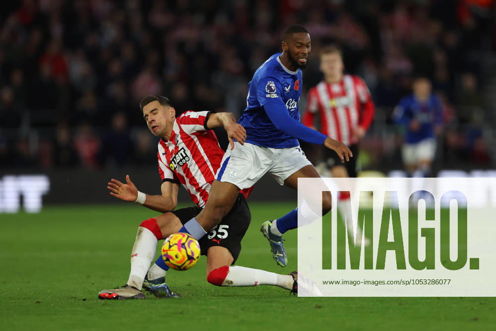 Football - 2024 2025 Premier League - Southampton vs Everton - St Marys Stadium - Saturday 2nd November 2024 Jan Bednarek of Southampton tackles Beto of Everton during the Premier League match at St Marys Stadium COLORSPORT Shaun Boggust