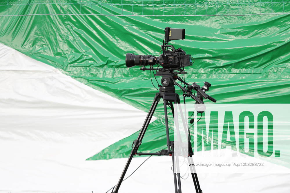 BSG Chemie Leipzig vs. Hallescher FC, Regionalliga Nordost, 02.11.24 Eine Kamera vor grün-weißem Hintergrund. Fernsehen, TV, Symbolbild, Feature. Fußball, Regionalliga Nordost, Saison 2024 2025, 14. Spieltag: BSG Chemie Leipzig vs. Hallescher FC am 02.11.24 im Alfred-Kunze-Sportpark, Leipzig Leutzsch.