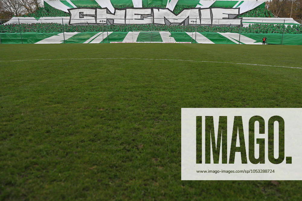 BSG Chemie Leipzig vs. Hallescher FC, Regionalliga Nordost, 02.11.24 CHEMIE Schriftzug auf der Choreo im Norddamm, Fanblock, Ultras. Rasen. Symbolbild, Feature. Fußball, Regionalliga Nordost, Saison 2024 2025, 14. Spieltag: BSG Chemie Leipzig vs. Hallescher FC am 02.11.24 im Alfred-Kunze-Sportpark, Leipzig Leutzsch.