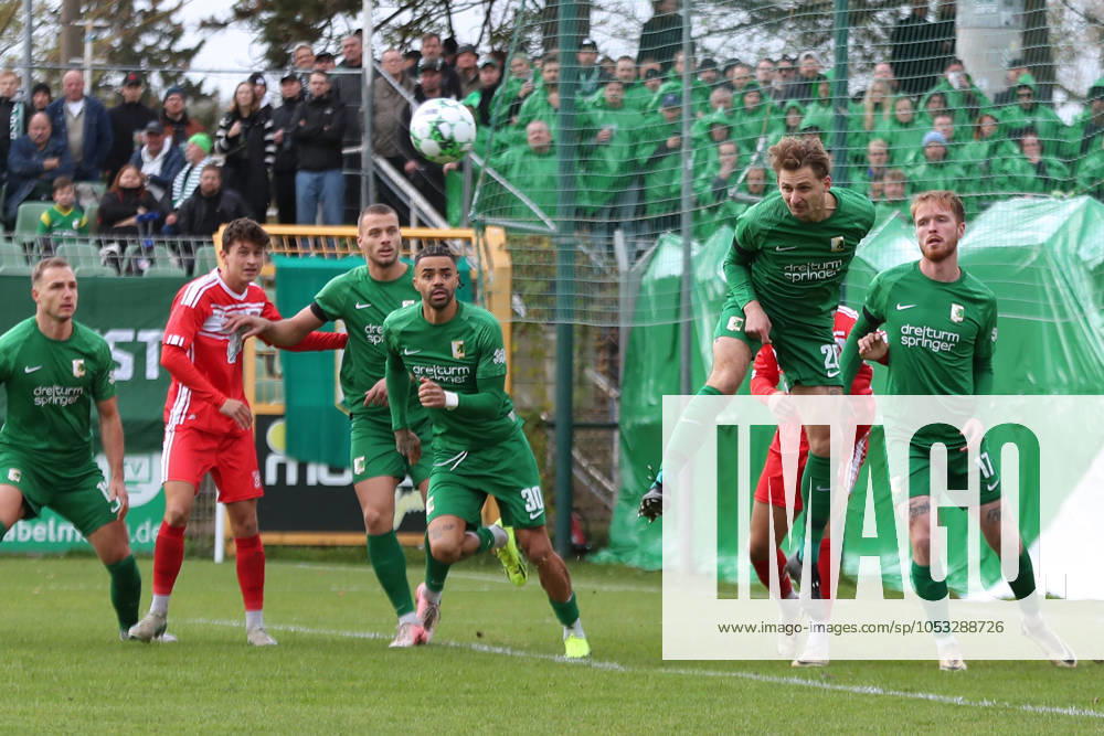 BSG Chemie Leipzig vs. Hallescher FC, Regionalliga Nordost, 02.11.24 Florian Kirstein (20, Chemie Leipzig) klärt im Strafraum per Kopf. Fußball, Regionalliga Nordost, Saison 2024 2025, 14. Spieltag: BSG Chemie Leipzig vs. Hallescher FC am 02.11.24 im Alfred-Kunze-Sportpark, Leipzig Leutzsch.