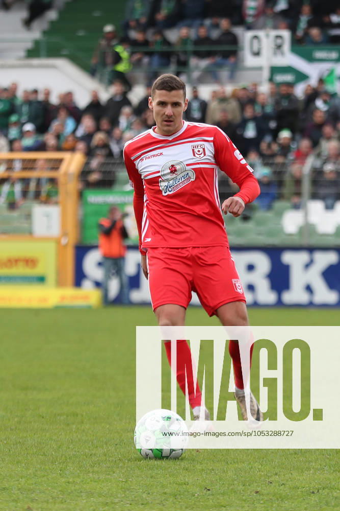 BSG Chemie Leipzig vs. Hallescher FC, Regionalliga Nordost, 02.11.24 Max Kulke (17, Hallescher FC). Fußball, Regionalliga Nordost, Saison 2024 2025, 14. Spieltag: BSG Chemie Leipzig vs. Hallescher FC am 02.11.24 im Alfred-Kunze-Sportpark, Leipzig Leutzsch.