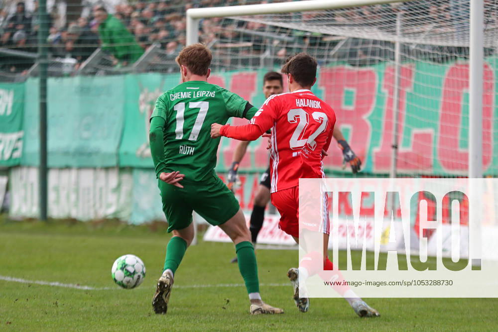 BSG Chemie Leipzig vs. Hallescher FC, Regionalliga Nordost, 02.11.24 Fabian Rüth (17, Chemie Leipzig) gegen Lucas Halangk (22, Hallescher FC), Rückansicht, von hinten. Symbolbild, Feature. Fußball, Regionalliga Nordost, Saison 2024 2025, 14. Spieltag: BSG Chemie Leipzig vs. Hallescher FC am 02.11.24 im Alfred-Kunze-Sportpark, Leipzig Leutzsch.