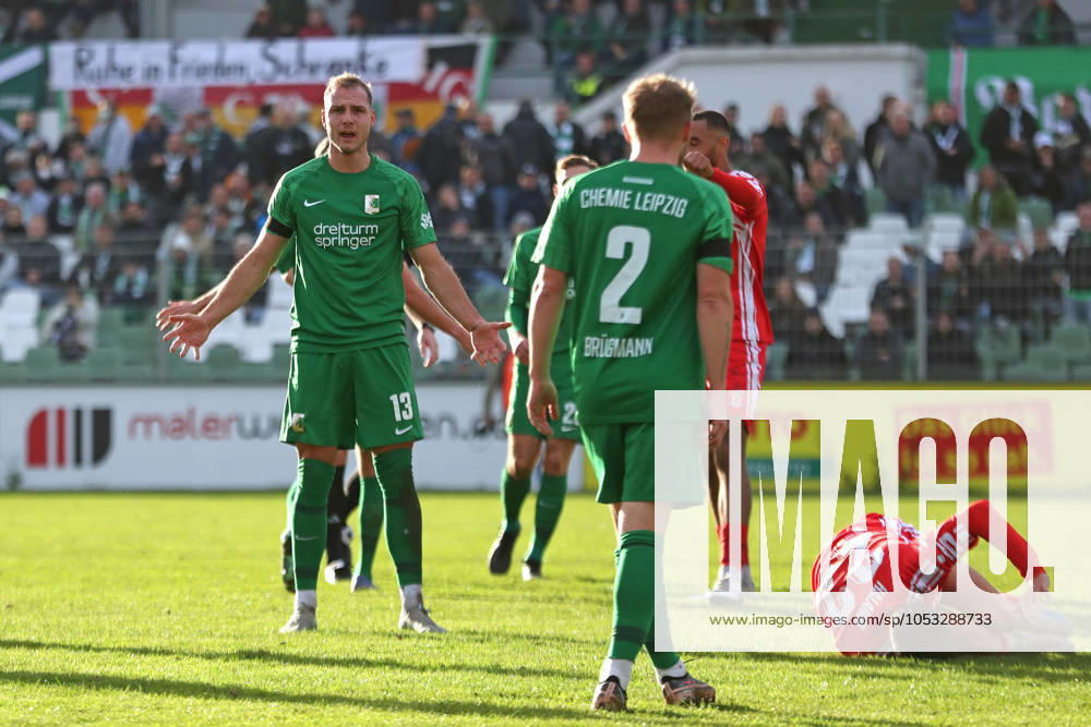 BSG Chemie Leipzig vs. Hallescher FC, Regionalliga Nordost, 02.11.24 Tobias Reithmeir (13, Chemie Leipzig) empört. Fußball, Regionalliga Nordost, Saison 2024 2025, 14. Spieltag: BSG Chemie Leipzig vs. Hallescher FC am 02.11.24 im Alfred-Kunze-Sportpark, Leipzig Leutzsch.