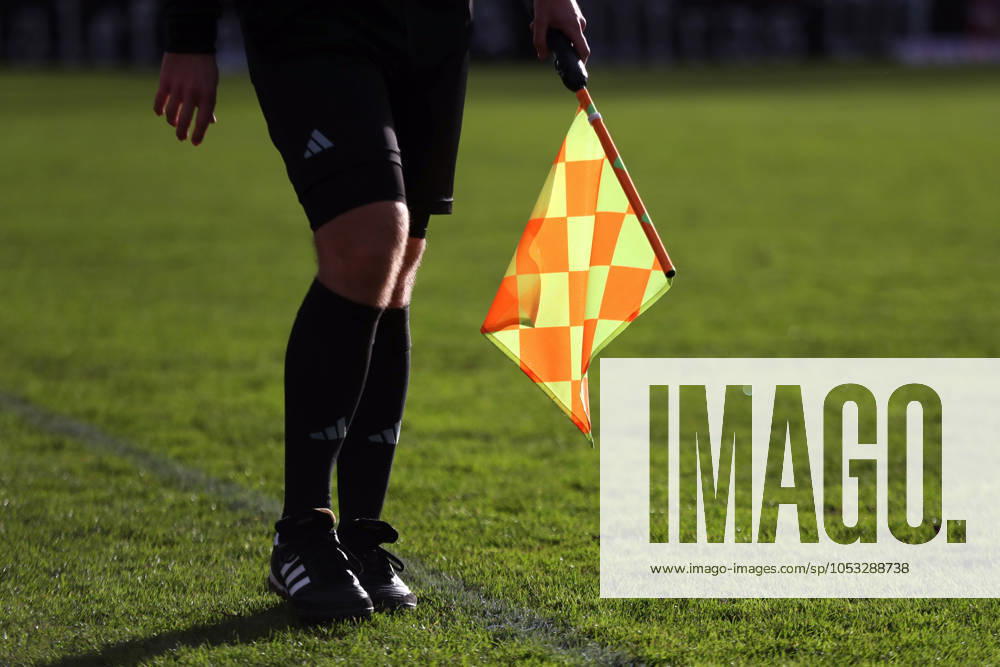 BSG Chemie Leipzig vs. Hallescher FC, Regionalliga Nordost, 02.11.24 Fahne des Linienrichters, Schiedsrichter-Assistent. Symbolbild, Feature. Fußball, Regionalliga Nordost, Saison 2024 2025, 14. Spieltag: BSG Chemie Leipzig vs. Hallescher FC am 02.11.24 im Alfred-Kunze-Sportpark, Leipzig Leutzsch.